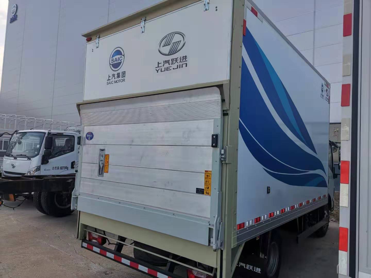 垂直升降汽(qì)車尾闆