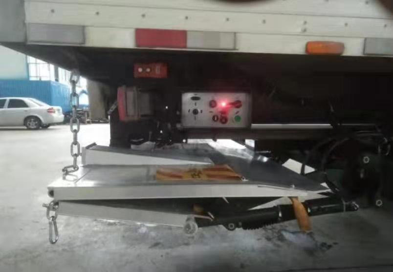 滑動(dòng)折疊式(shi)汽車尾(wei)闆