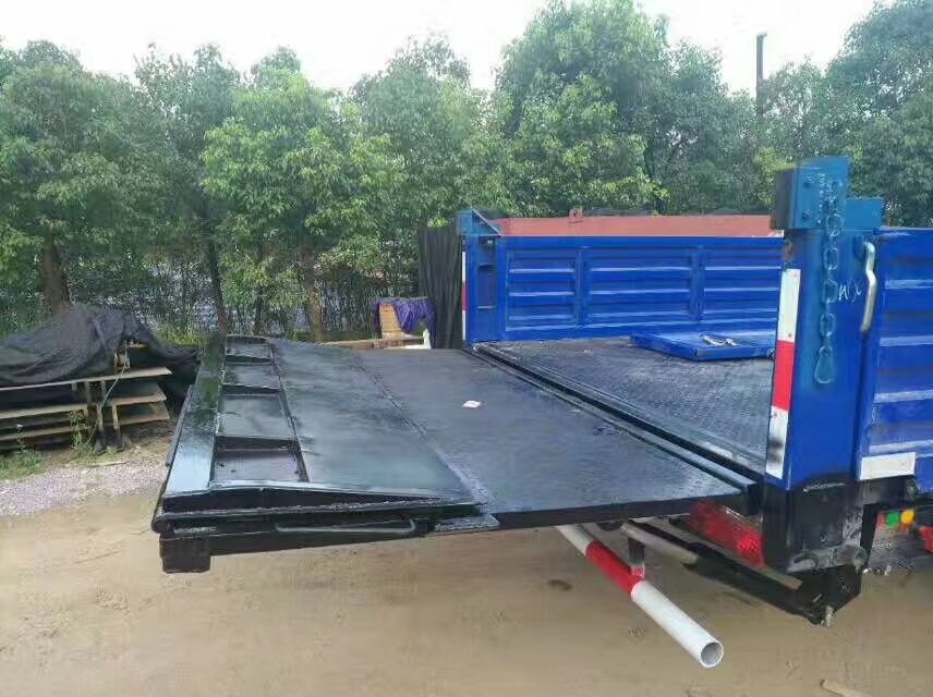 折疊式汽(qì)車尾闆