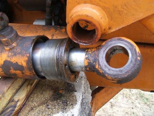 裝載機活塞(sāi)杆的拆卸步驟拆(chāi)下密封件圖