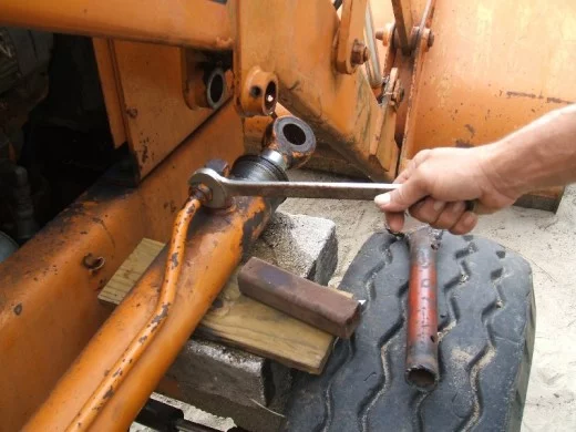 裝載(zǎi)機活塞杆的拆卸(xie)步驟釋放壓力圖(tu)