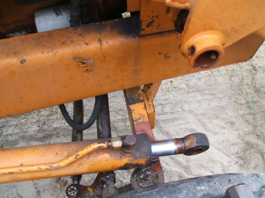 裝載機活塞(sāi)杆的拆卸步驟在(zai)木塊上支撐圖