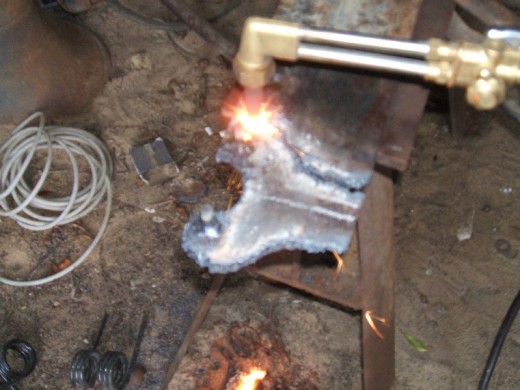 裝載機活塞杆(gǎn)的拆卸步驟制作(zuò)擰開壓蓋的工具(ju)圖