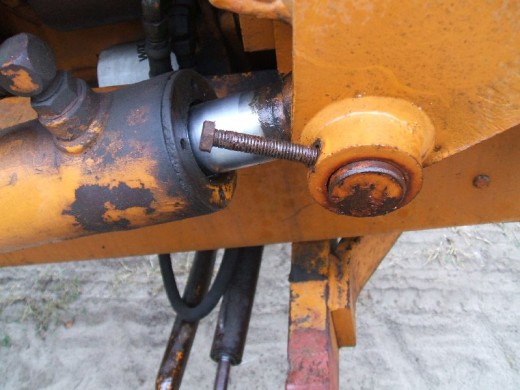 裝載機活塞杆(gan)的拆卸步驟斷開(kai)兩端連接圖